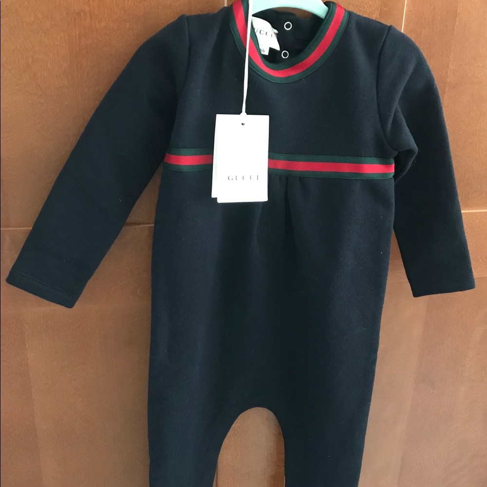 new baby GUCCi  romper ( 9-12 M) .